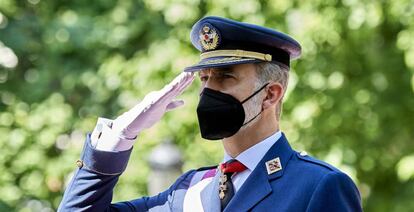 Felipe VI, saluda durante los actos del Día de las Fuerzas Armadas.