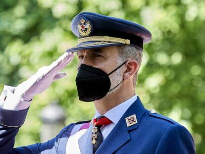 Felipe VI, saluda durante los actos del Día de las Fuerzas Armadas.