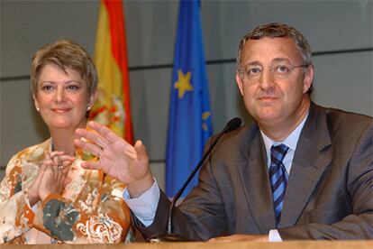 Jesús Caldera y Consuelo Rumí, durante la rueda de prensa para presentar el balance del proceso de regularización.