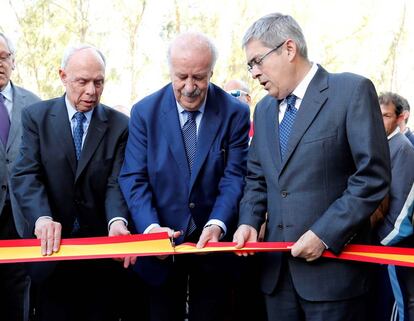 El alcalde de San Bartolom&eacute; de Tirajana (Gran Canaria), Marco Aurelio P&eacute;rez (d), y el exseleccionador nacional Vicente del Bosque (c) cortan la cinta de inauguraci&oacute;n de la ciudad deportiva de la localidad de Castillo del Romeral que lleva su nombre.