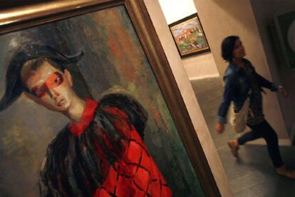 Una persona pasa ante la obra de Menchu Gal <i>Arlequín</i> <b>(1950) que abre la exposición </b><i>La alegría del color</i><b>.</b>
