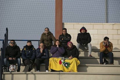 Un grupo de padres anima en las gradas de los campos Juan Antonio Samaranch, en Colmenar Viejo (Madrid).