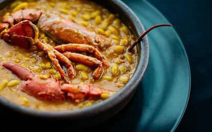 Es el techo del paraíso. Abierto tres meses antes de que estallara la pandemia, el restaurante Leitariegos, ubicado en el mismo puerto de Leitariegos, el pueblo más alto de Asturias, a 35 kilómetros de Cangas del Narcea, es la iniciativa de dos jóvenes emprendedores, Héctor y Pepe Cosmen, que pretenden ofrecer un espacio cálido y hogareño a pie de la estación de esquí Invernal Valle Laciana-Leitariegos, además de impulsar la zona como destino turístico; no en vano es uno de los puntos preferidos por los curiosos que acuden a la zona para ver a los osos.