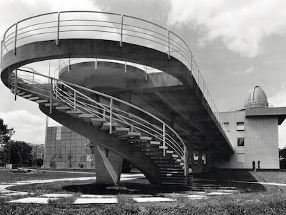 El Palacio de los Pioneros, en Kiev, pretendía crear un espacio adaptado a las necesidades de los niños. La obra de los arquitectos Edward Bilsky y Abraham Miletsky y los artistas Ada Rybachuk y Vladimir Melnichenko pretendía sacar a la arquitectura de su concepción clásica de "espacio para adultos".