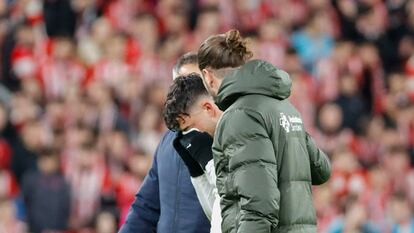 Pedri se retira lesionado entre lágrimas durante el partido de liga entre el FC Barcelona y el Athletic de Bilbao.