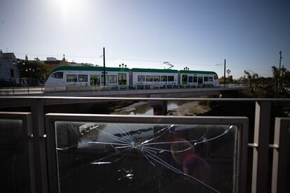 El tranvía en pruebas pasa por el puente de Los Remedios, en Chiclana. La primera vez que se proyectó la infraestructura fue en 2008, desde entonces las obras han sufrido todo tipo de demoras que han obligado a replantear el plan y arreglar desperfectos.