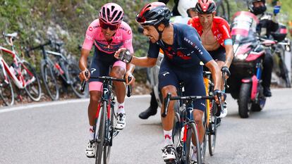 El colombiano Daniel Martínez anima a su compatriota  Egan Bernal en la subida a Sega di Ala.