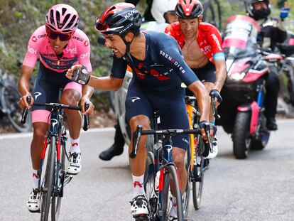 El colombiano Daniel Martínez anima a su compatriota  Egan Bernal en la subida a Sega di Ala.