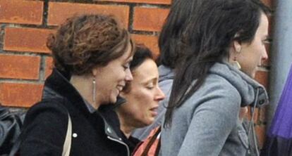 Inés del Río (centro) abandona la cárcel en 2013 por la 'doctrina Parot'.