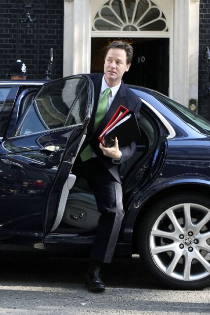 El viceprimer ministro Nick Clegg llega a Downing Street.