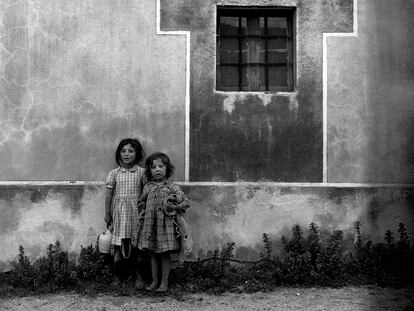 Dos niñas en Ávila en 1959.