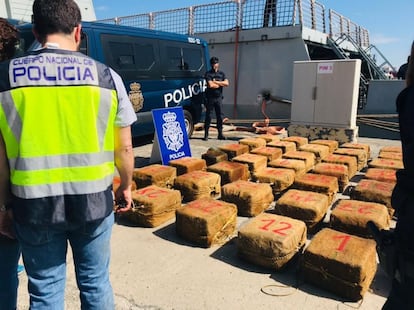 La droga intervenida al 'Breath', al descargarla en Canarias tras la intervención de la Policía.