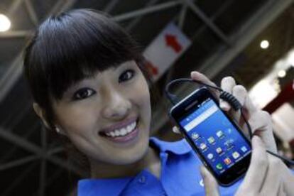 Los documentos presentados ante la Corte hacen referencia a varios modelos del popular Galaxy S II, así como la versión Galaxy S y el teléfono Droid Charge. EFE/Archivo