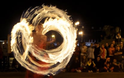 Un artista calejero actúa durante el festival de fuego en San Petersburgo, Rusia.