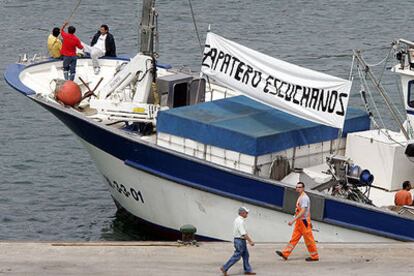 Un barco pesquero de bajura de Bermeo (Vizcaya) protesta por la situación de la flota.