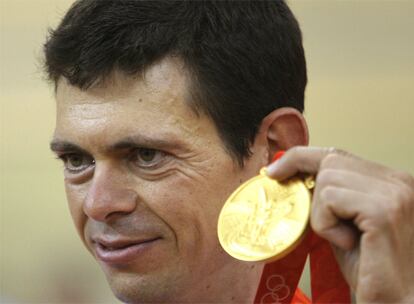 Joan Llaneras, con la medalla de oro olmpica ganada en la prueba de persecucin.