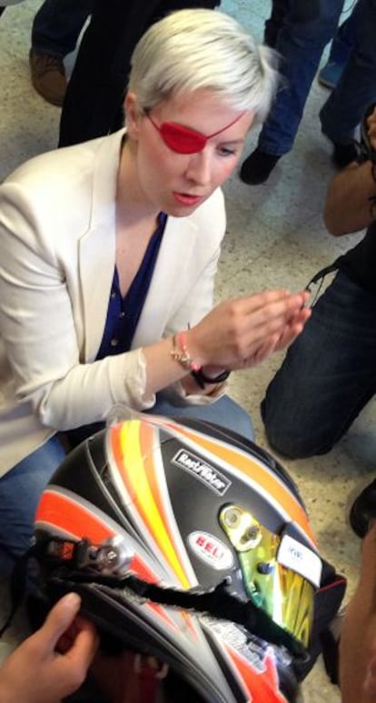 María de Villota con el casco fracturado.