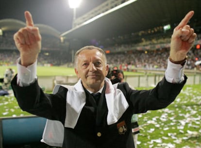 Jean-Michel Aulas, presidente del Lyon, celebra el título liguero de su equipo en 2007, en el estadio de Gerland.