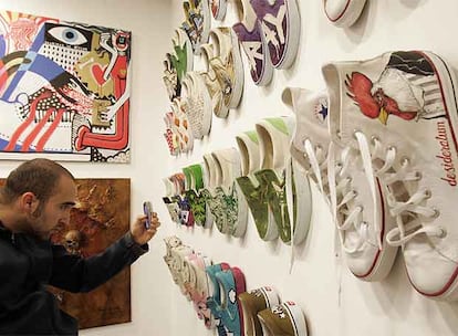 Zapatillas <i>personalizadas</i> por artistas en la exposición <i>We love sneakers,</i> que se inauguró el jueves en la madrileña galería Egalluts.