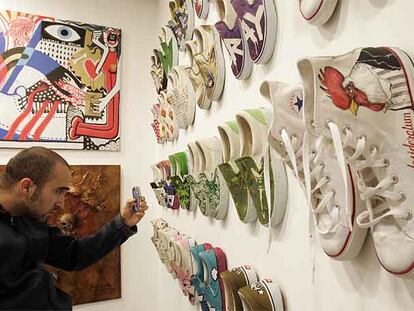 Zapatillas <i>personalizadas</i> por artistas en la exposición <i>We love sneakers,</i> que se inauguró el jueves en la madrileña galería Egalluts.