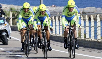 Rogers, Contador y Basso, por este orden, tiran del Tinkoff durante la contrarreloj por equipos.