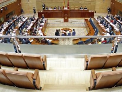 Hemiciclo de la Asamblea de Madrid con la tribuna de invitados vacía por orden del presidente de la Cámara.
