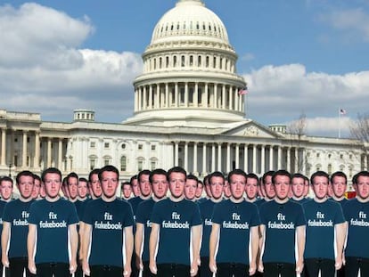 Protesta por la filtración de datos con recortes de cartón de Mark Zuckerberg en los exteriores del Capitolio en Washington. 
