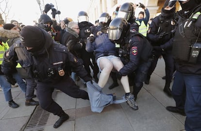 Policías rusos detienen a un manifestante durante una protesta contra la invasión rusa de Ucrania en San Petersburgo, Rusia. Las tropas rusas entraron en Ucrania el 24 de febrero, lo que llevó al presidente del país a declarar la ley marcial y desencadenar una serie de anuncios por parte de los países occidentales para imponer severas sanciones económicas a Rusia.