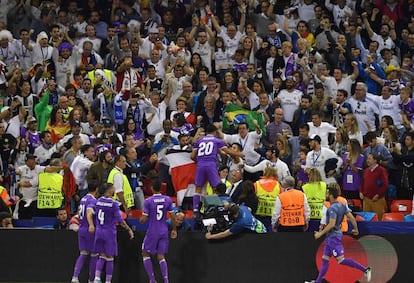 Marco asensio celebra el cuarto gol del equipo blanco con los aficionados.