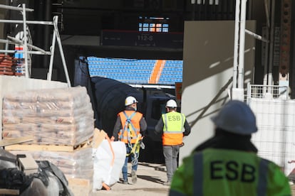 Obreros este viernes en uno de los accesos al estadio Santiago Bernabéu del Real Madrid.