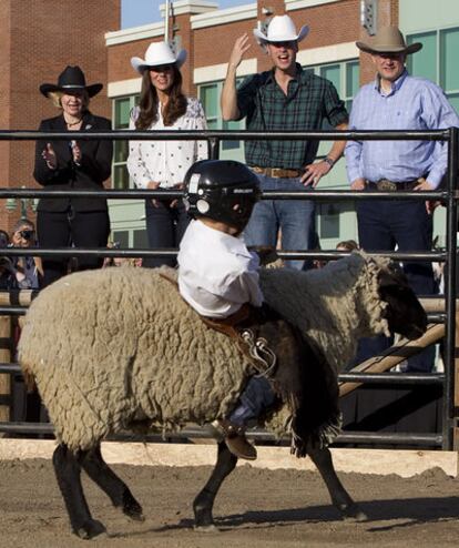 Los duques de Cambridge, Guillermo y Catalina (en el centro), observan un tradicional rodeo canadiense acompañados por el primer ministro del país, Stephen Harper (derecha), y su esposa, Lauren Harper (izquierda), en el último día de su visita oficial a Canadá.