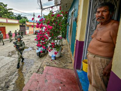 FRONTERA COMALAPA, CHIAPAS, 27SEPTIEMBRE2023.- Tras los enfrentamientos entre grupos delincuenciales que duraron más de tres semanas, unos 500 elementos del Ejercito Mexicano se desplegaron en los municipios de Frontera Comalapa, Motozintla y Chicomuselo donde se registraron enfrentamientos armados. El servicio eléctrico ha sido restablecido y también los servicios de telefonía. El teniente del XV Regimiento de Caballería Motorizada, Félix Moreno Ibarra, señaló que el comercio se ha reactivado y las carreteras que permanecían bloqueadas, ha sido liberadas. FOTO: TOÑO AGUILAR/CUARTOSCURO.COM