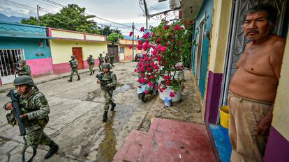 Tras los enfrentamientos entre grupos delincuenciales que duraron más de tres semanas, 500 elementos del Ejército Mexicano se desplegaron en los municipios de Frontera Comalapa, Motozintla y Chicomuselo.