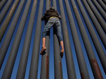 Un migrante trataba de traspasar la frontera entre México y EEUU, en septiembre de 2019.