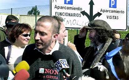 Sixto Armán y Ánxel Nava (con gorra) en el momento de ingresar en prisión.