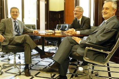 De izquierda a derecha, Mario Fernández, Antonio Ávila y José Antonio Griñán, ayer, en la sede de la presidencia de la Junta.