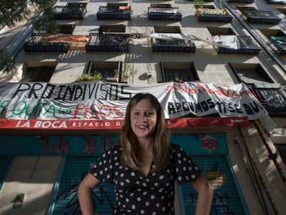 La abogada y activista de la PAH Alejandra Jacinto ante uno de los bloques desmantelados tras su venta a fondos buitre.