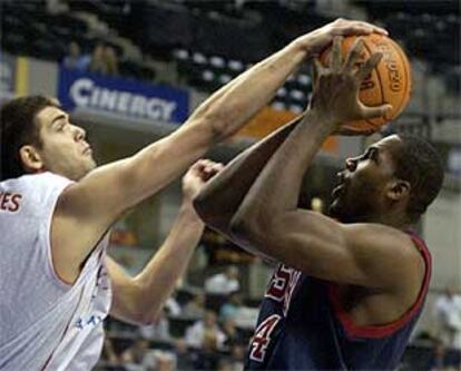 Felipe Reyes tapona a Elton Brand. PLANO MEDIO - ESCENA