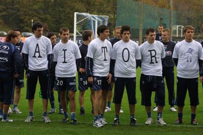 Los jugadores de la Real Sociedad homenajean a Aitor Zabaleta en 2003, en el quinto aniversario del asesinato del aficionado.