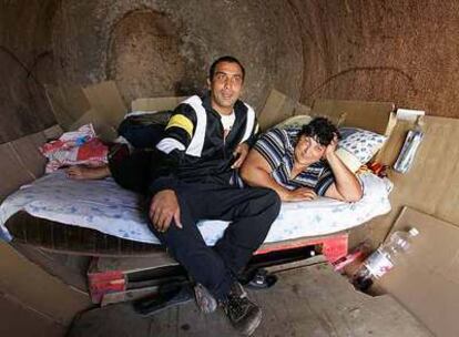 Dos inmigrantes búlgaros, en la tinaja en la que viven a las afueras de Socuéllamos.