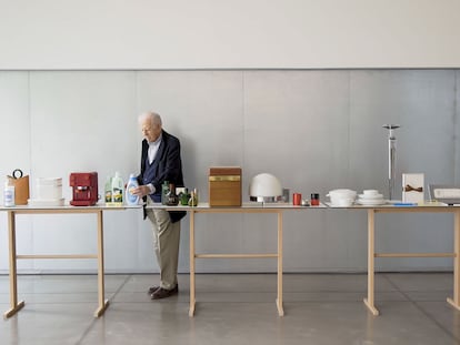 El diseñador catalán exhibe su obra casi al completo en el Museu del Disseny de Barcelona durante el documental de Poldo Pomés y Xavier Mas 'André Ricard, el diseño invisible'(2021).