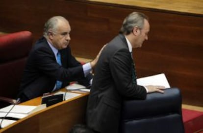 El portavoz del PP, Rafael Blasco, en su escaño, junto al presidente de la Generalitat.