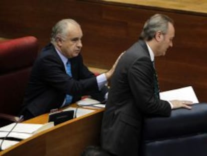 El portavoz del PP, Rafael Blasco, en su escaño, junto al presidente de la Generalitat.