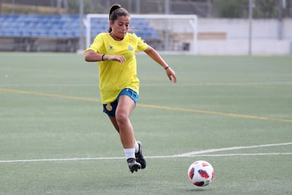 María Llompart antes de un golpeo al balón durante un entrenamiento.