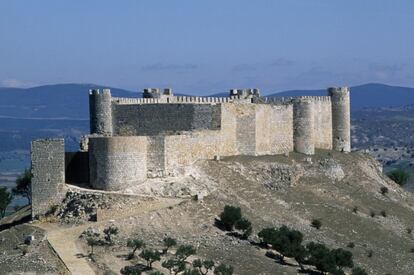 A strategic enclave during the Reconquest, Jadraque has been the home of kings and a witness to the feats of medieval hero El Cid. What remains today dates back mainly to the last third of the 15th century. In 1899, the authorities in the nearby town of Jadraque bought it for 305 pesetas.