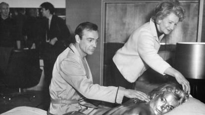James Bond, en abril de 1964, en el rodaje de 'Goldfinger', con Shirley Eaton cubierta de pintura dorada.