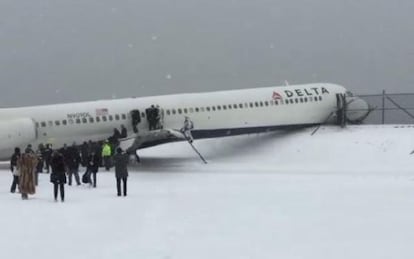 Un avión se sale de pista en el aeropuerto de LaGuardia (Nueva York).