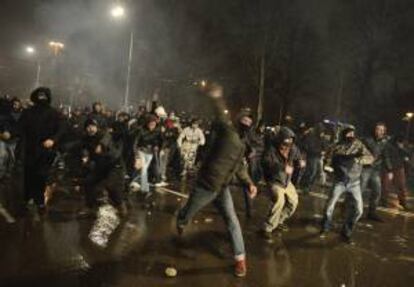 Un manifestante arroja un objeto a unos policías antidisturbios durante los disturbios registrados después de un acto de protesta en Sofía, Bulgaria, por los elevados precios de las tarifas eléctricas y los bajos salarios en el país. EFE/Archivo