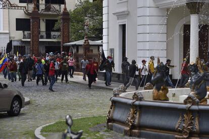 Grupos de apoiadores do Governo invadem o Parlamento.