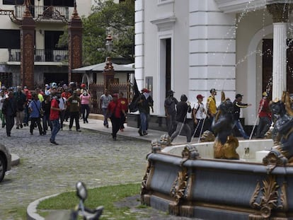 Grupos de apoiadores do Governo invadem o Parlamento.